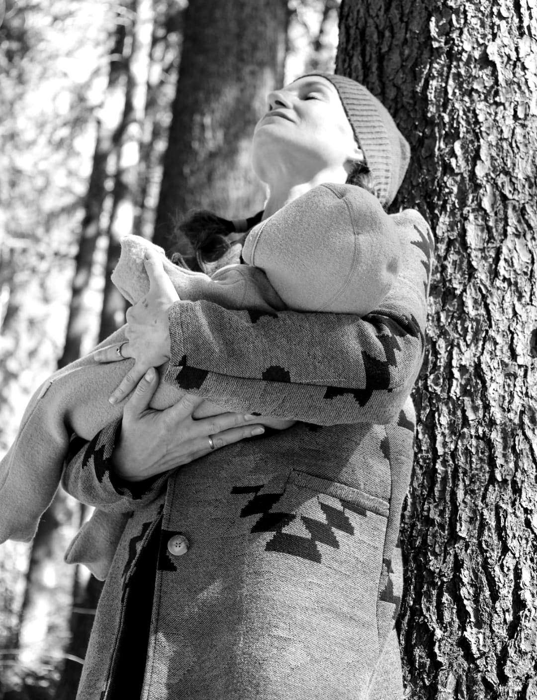 Claudia Setschnagg mit Kind im Wald